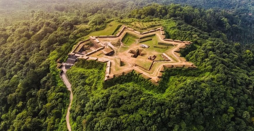 /content/dam/sterlingholidays/activities/kadumane-sakleshpur/manjarabad-fort.jpg