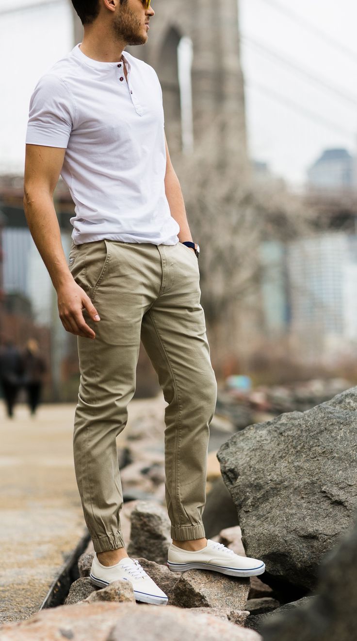 chinos-outfit-with-canvas