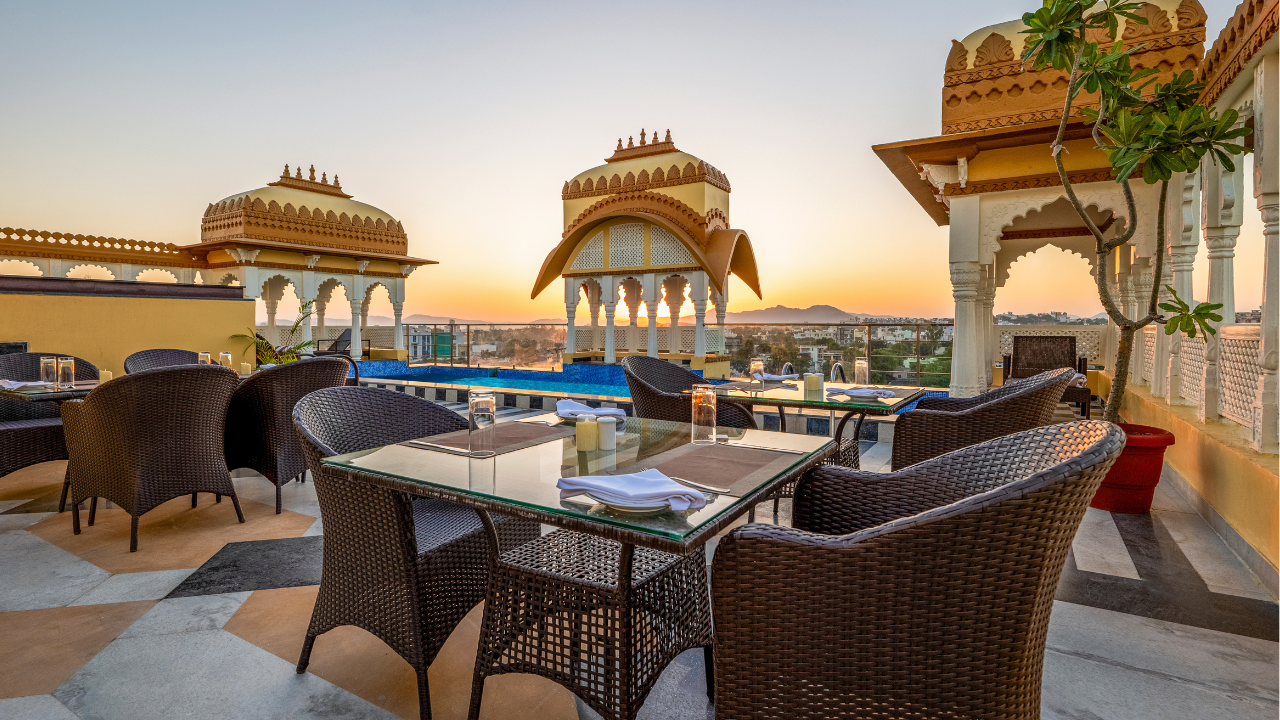 Upper Deck – Poolside Alfresco Dining 